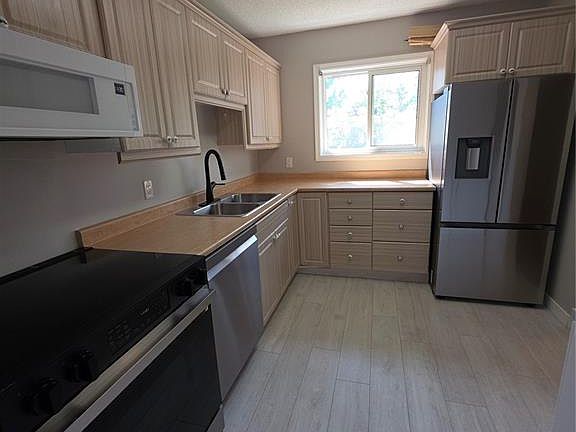 3rd image of UNIT 203-445 Pendygrasse ROAD