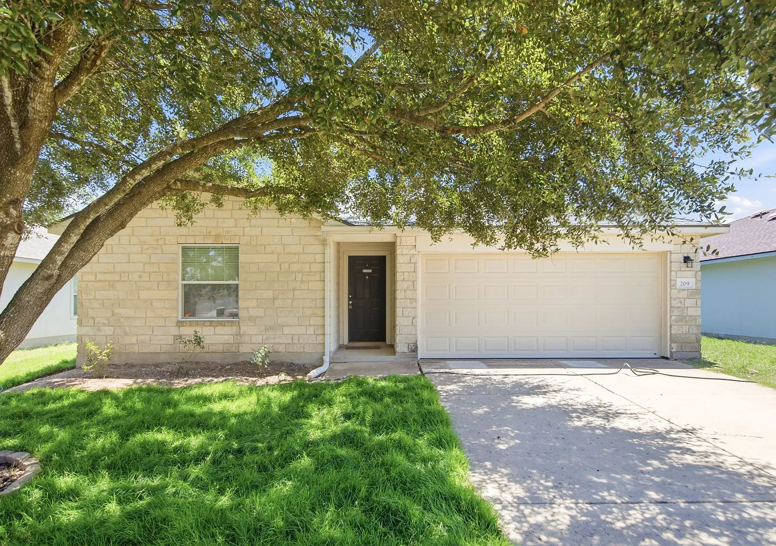 Charming 3 bedroom Home in Hutto! — Photo 1
