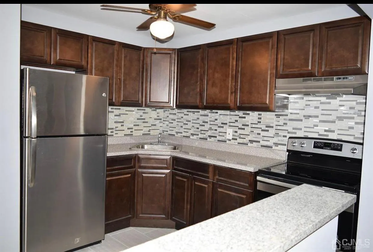 2 College Dr — Photo 2