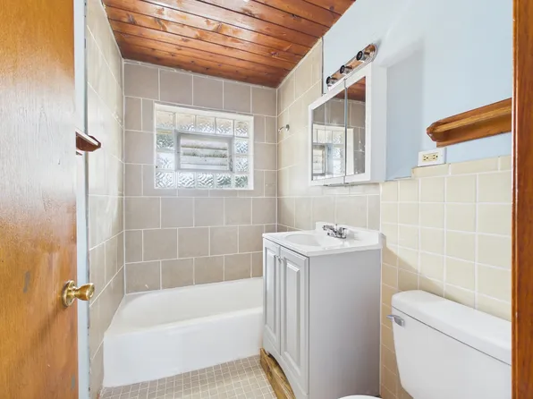 755 Dulles Rd #E, Des Plaines, IL 60016