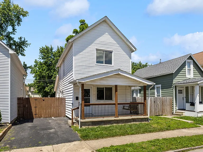 122 E Woodrow Ave — Photo 2