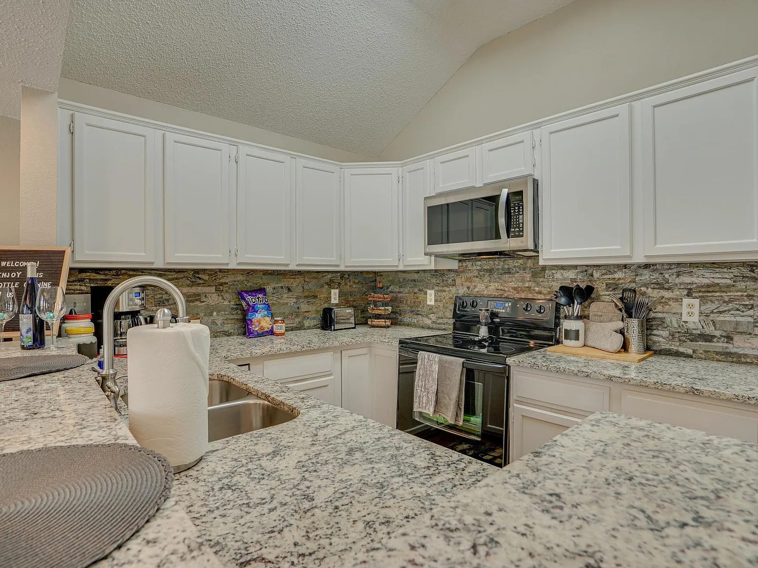 3 bed, 1414 sqft, $5,300 — Photo 3