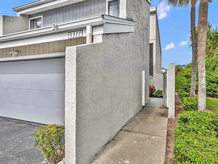 5377 Vineland Rd — Photo 4