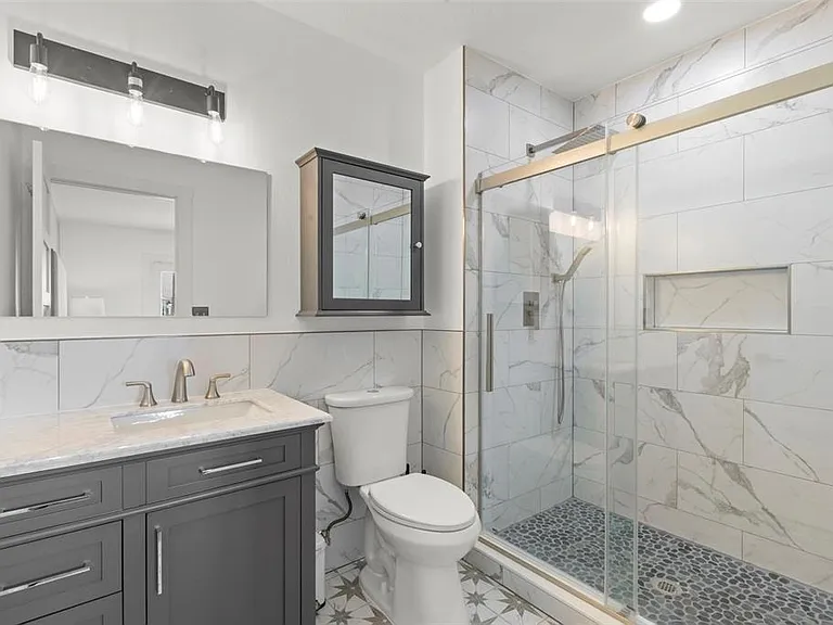 819 Bay Esplanade — Photo 45