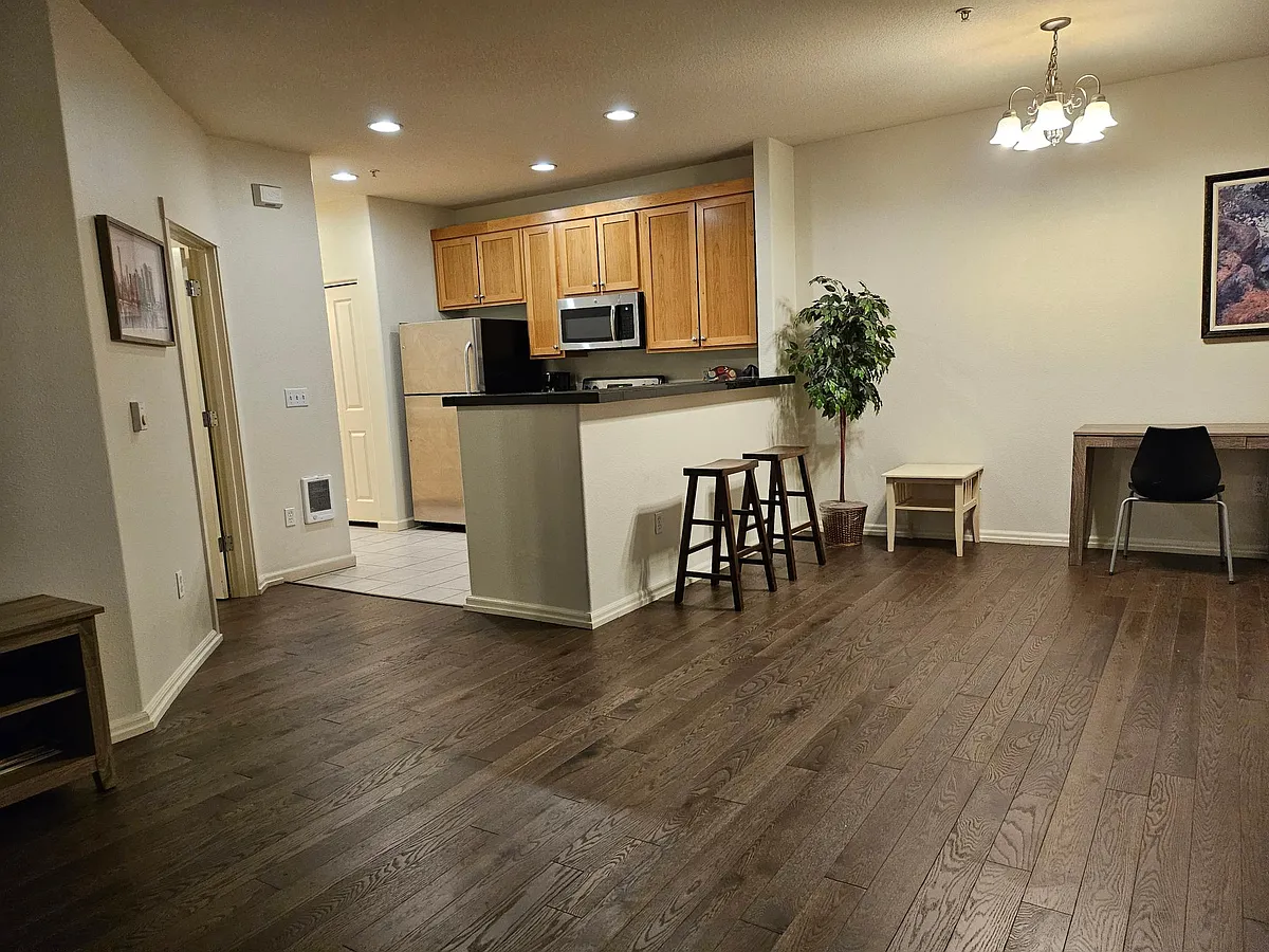Building Photo - 1120 SW 170th Ave #101