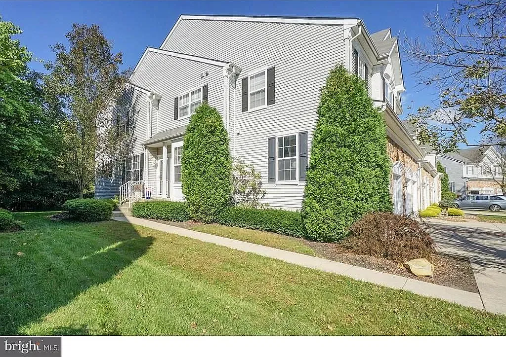 3 bed, 2.5 bath, 2194 sqft, $3,800 — Photo 2