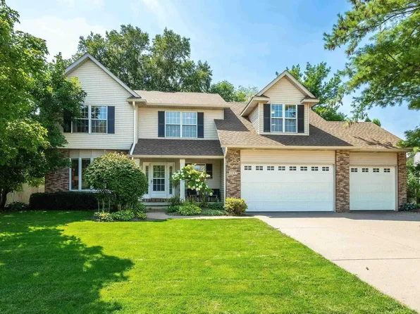 5097 Charter Oaks Dr, Bettendorf, IA 52722