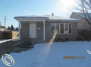 22638 Ridgeway St, Saint Clair Shores, MI 48080