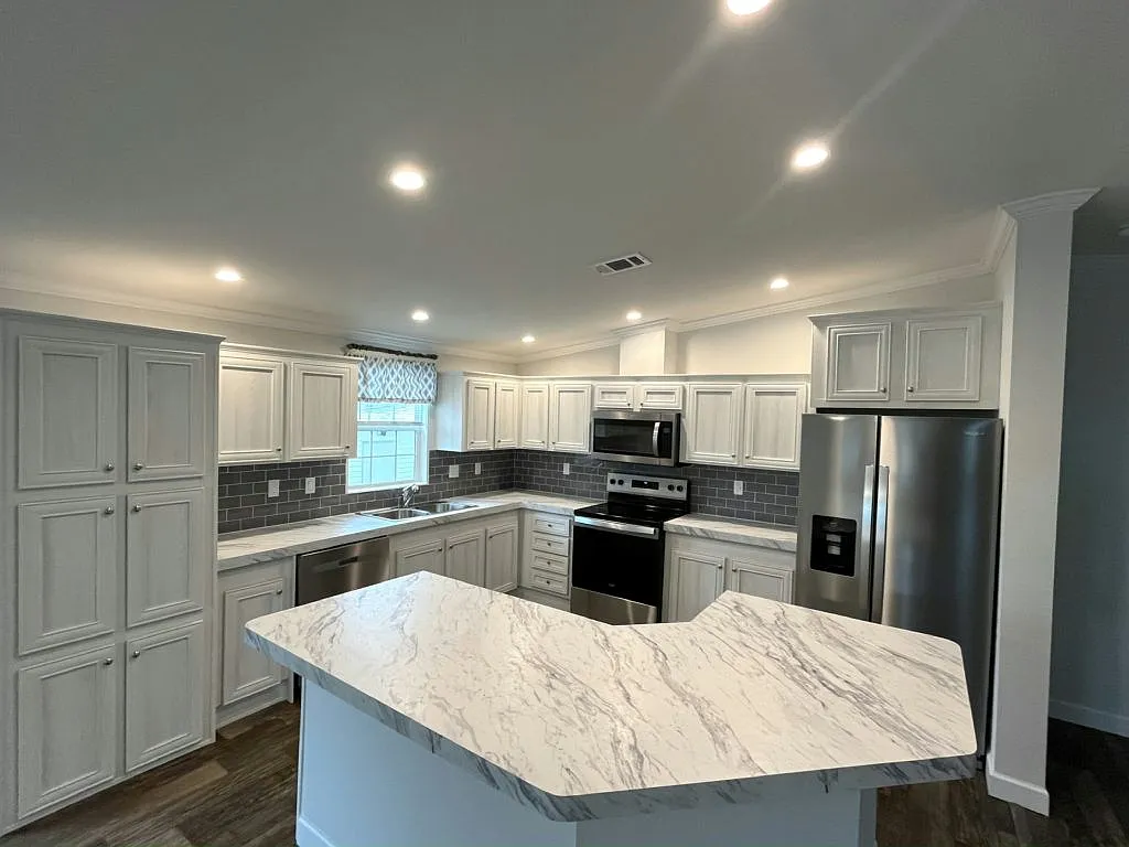 3 bed, 2.0 bath, 1355 sqft, $1,150 — Photo 2