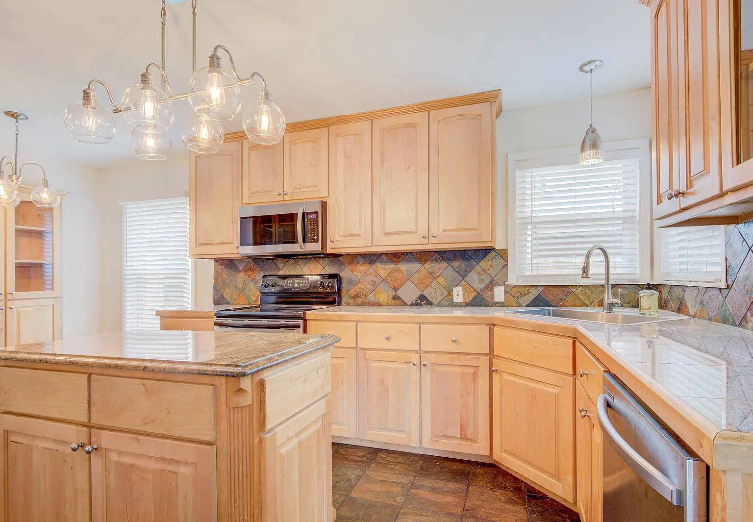 6307 Kenwood Ave — Photo 4