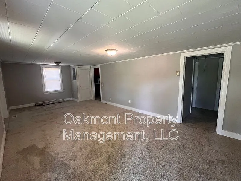 3 bed, 1.0 bath, 1600 sqft, $1,395 — Photo 2