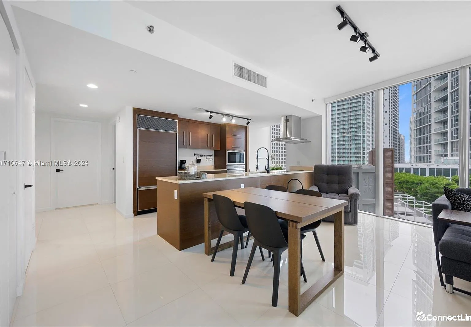 2 bed, 2.0 bath, $5,900 — Photo 3