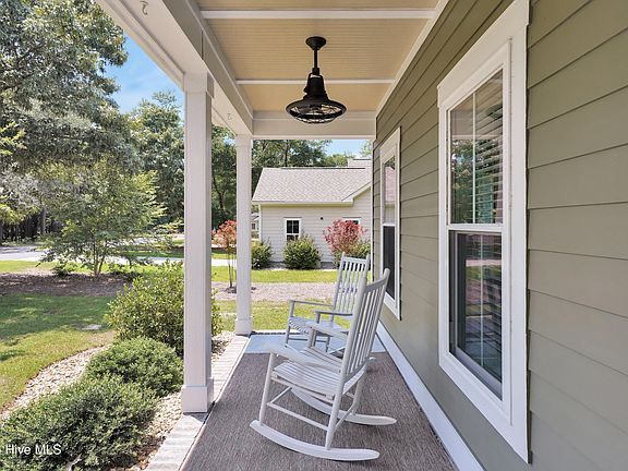 3rd image of 704 Far Pointe Court SE