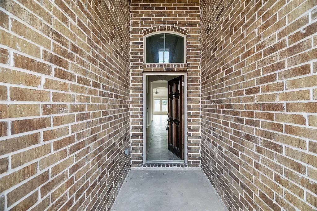 3 bed, 2.5 bath, 2376 sqft, $2,300 — Photo 2