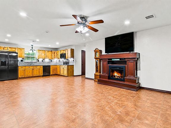 5th image of 300 Hidden Oaks Dr