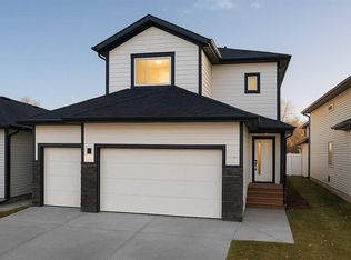 5821 N Maple Cres, Innisfail, AB T4G 0A9