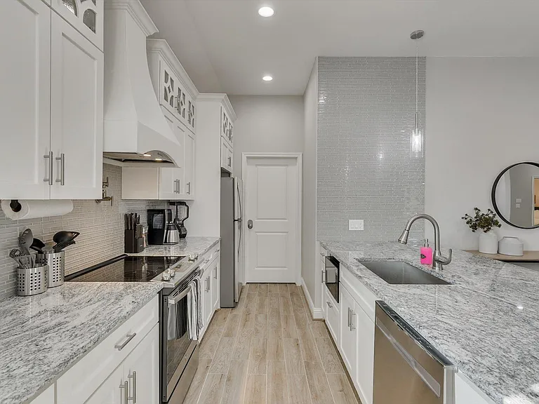 8206 Chesham Dr — Photo 17