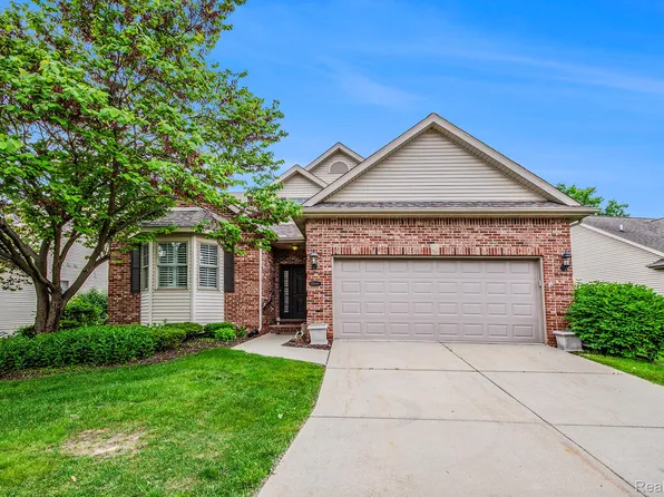 13090 Harbor Landings Dr, Fenton, MI 48430