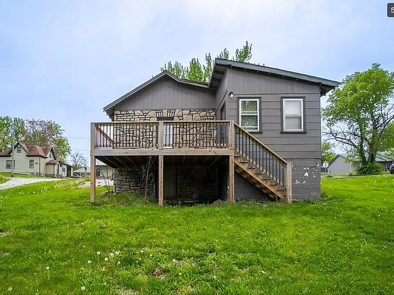 702 Centralia St — Photo 4