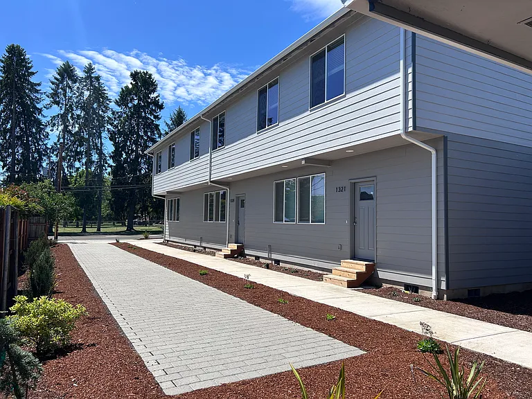 1317 SW Queen Ave — Photo 2