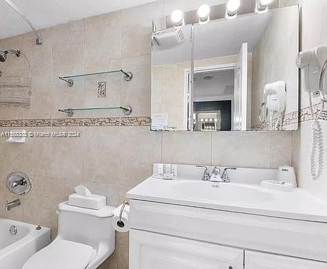 5th image of 19201 Collins Ave #516