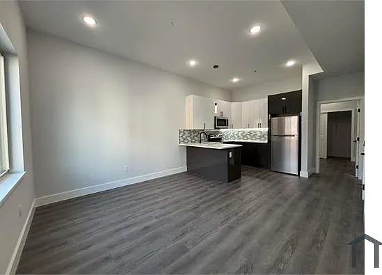 3 bed, 900 sqft, $1,990 — Photo 4