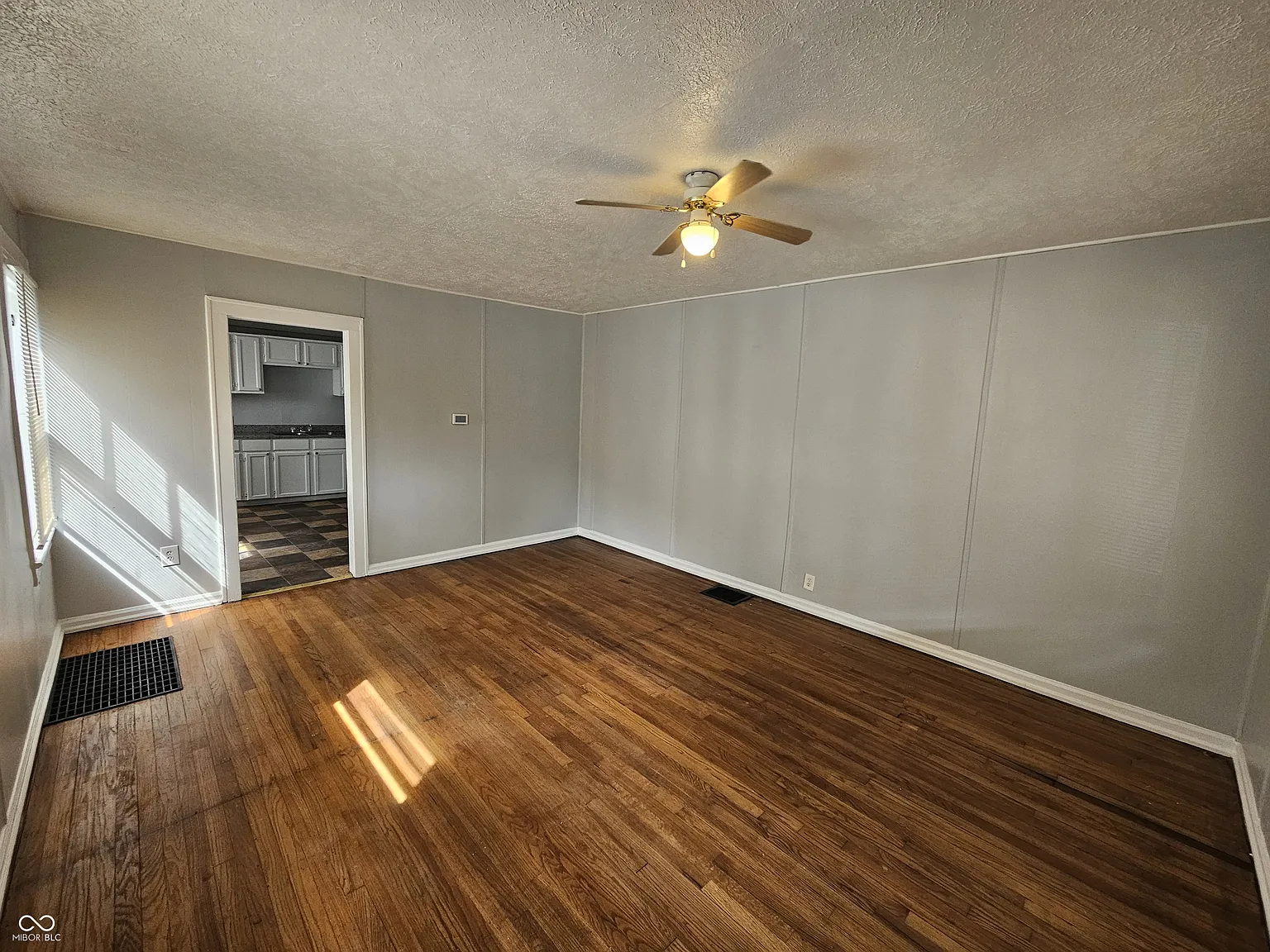2 bed, 1.0 bath, 1750 sqft, $999 — Photo 2