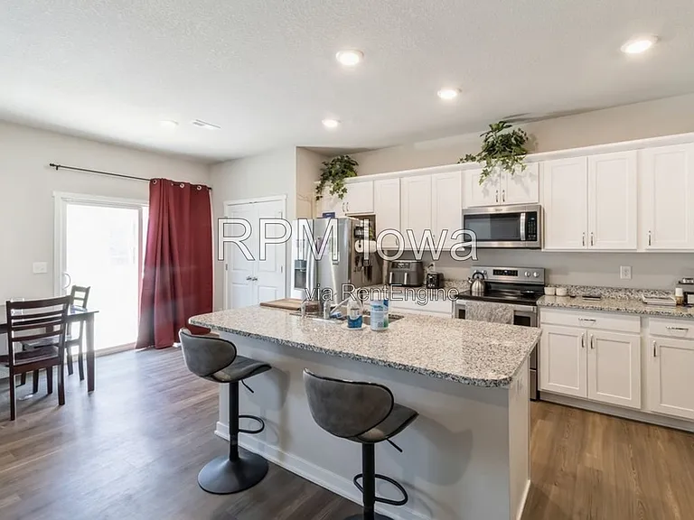 3220 NW Greenwood St — Photo 4