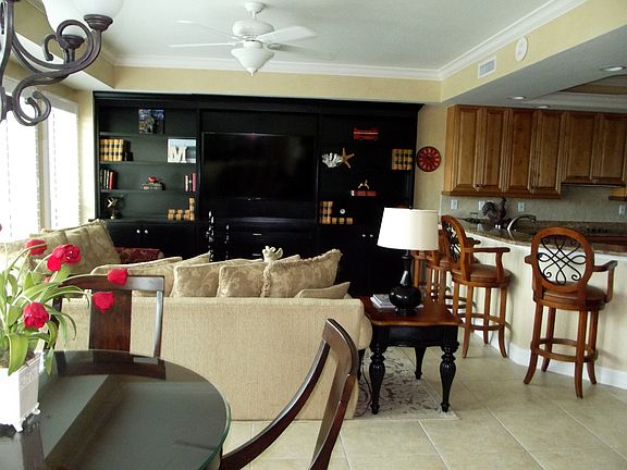 Eat-in Area and Family Room