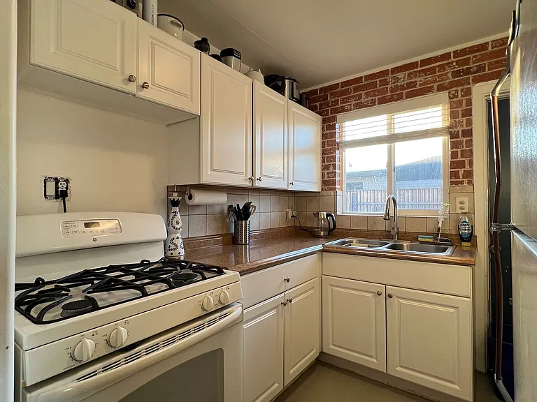 848 E Linden St — Photo 19