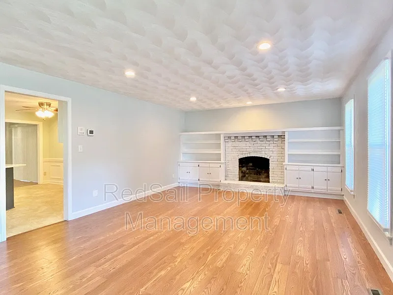 5 bed, 4.0 bath, 3300 sqft, $3,195 — Photo 2