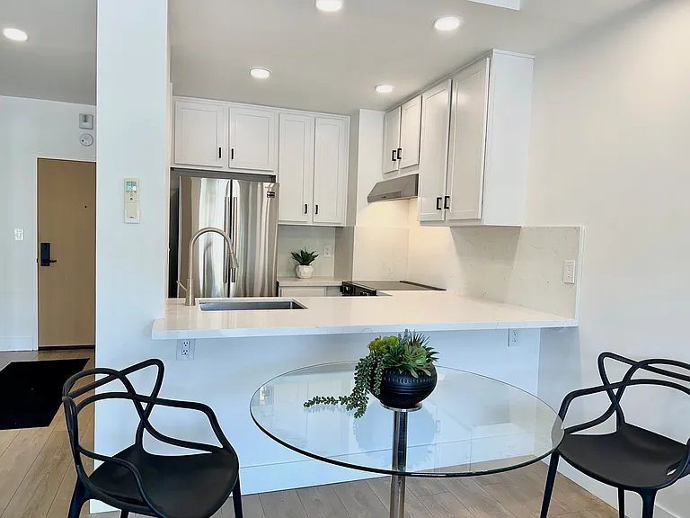 999 N Doheny Dr #904 — Photo 4