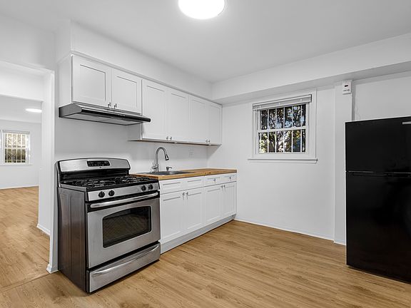 3rd image of 41-20 39th Pl Floor 1