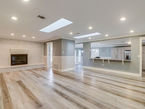 4th image of 15744 Parkwood Dr S