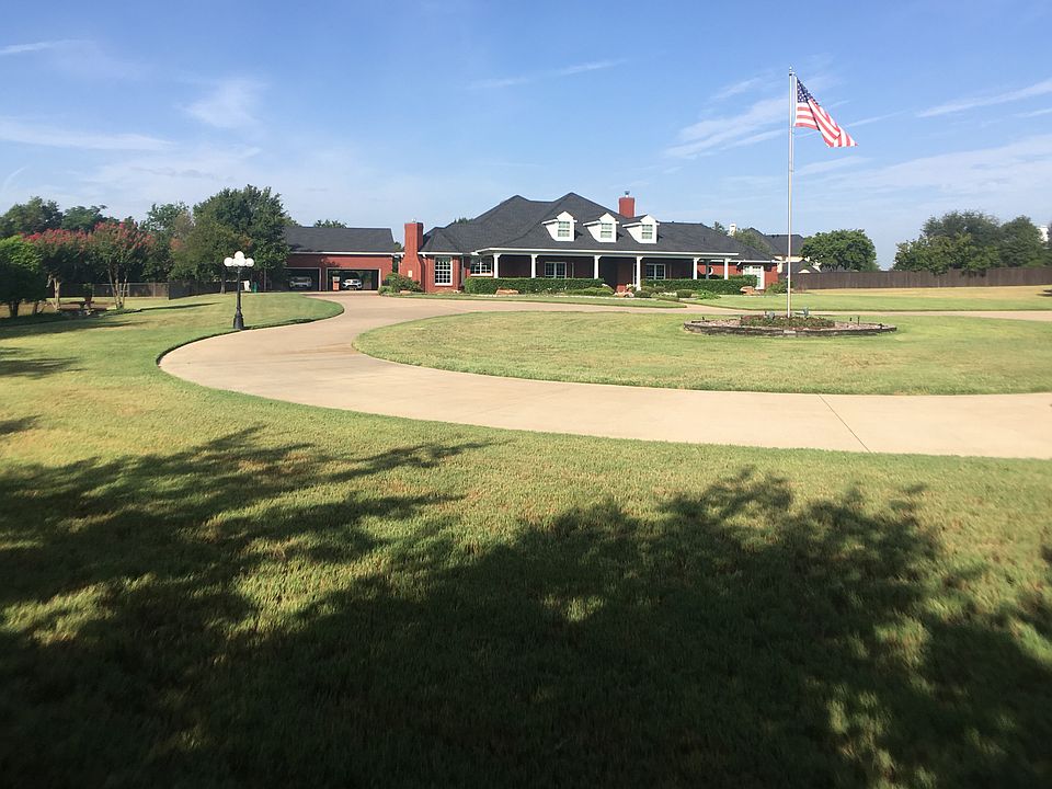 1st image of 2706 Clover Ln