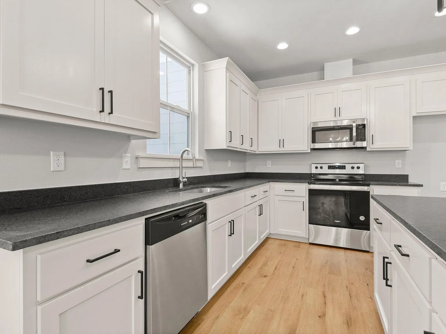 4930 Louise St — Photo 4
