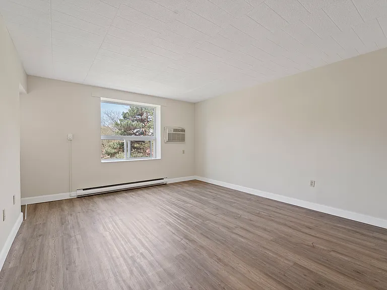 100 McFarlane Ave — Photo 4
