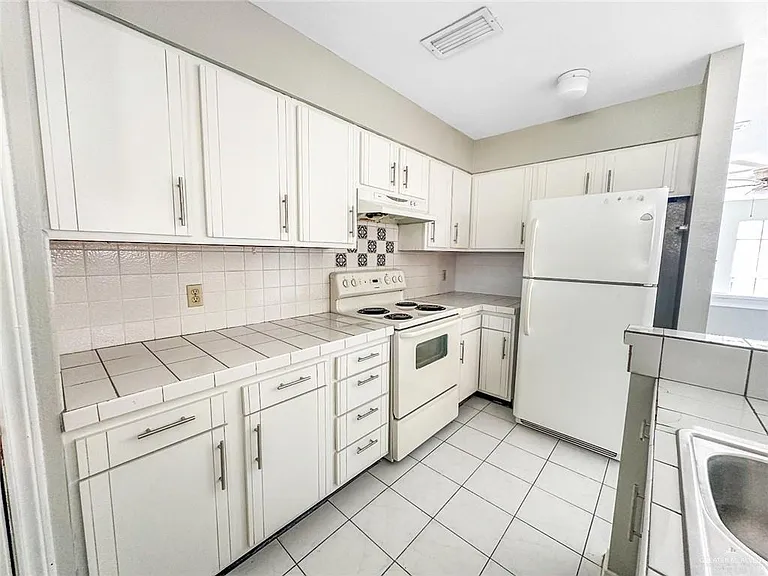 200 W Upas Ave — Photo 2