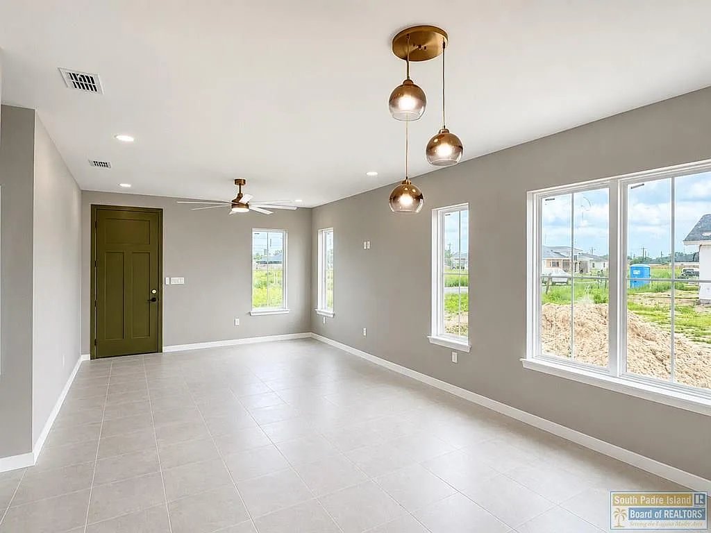 3 bed, 2.0 bath, 1353 sqft, $2,500 — Photo 4