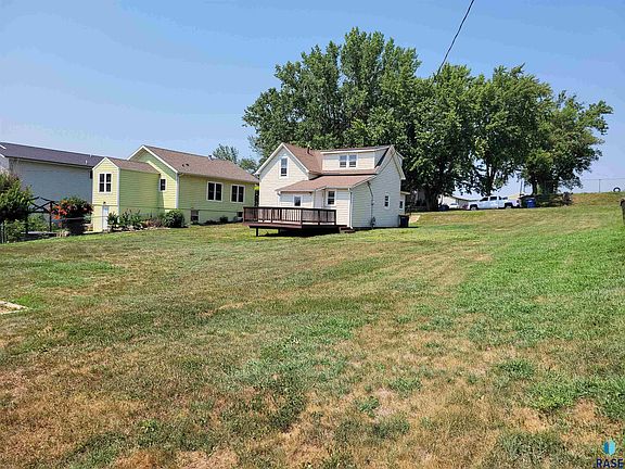 4th image of 241 Nidaros Ave