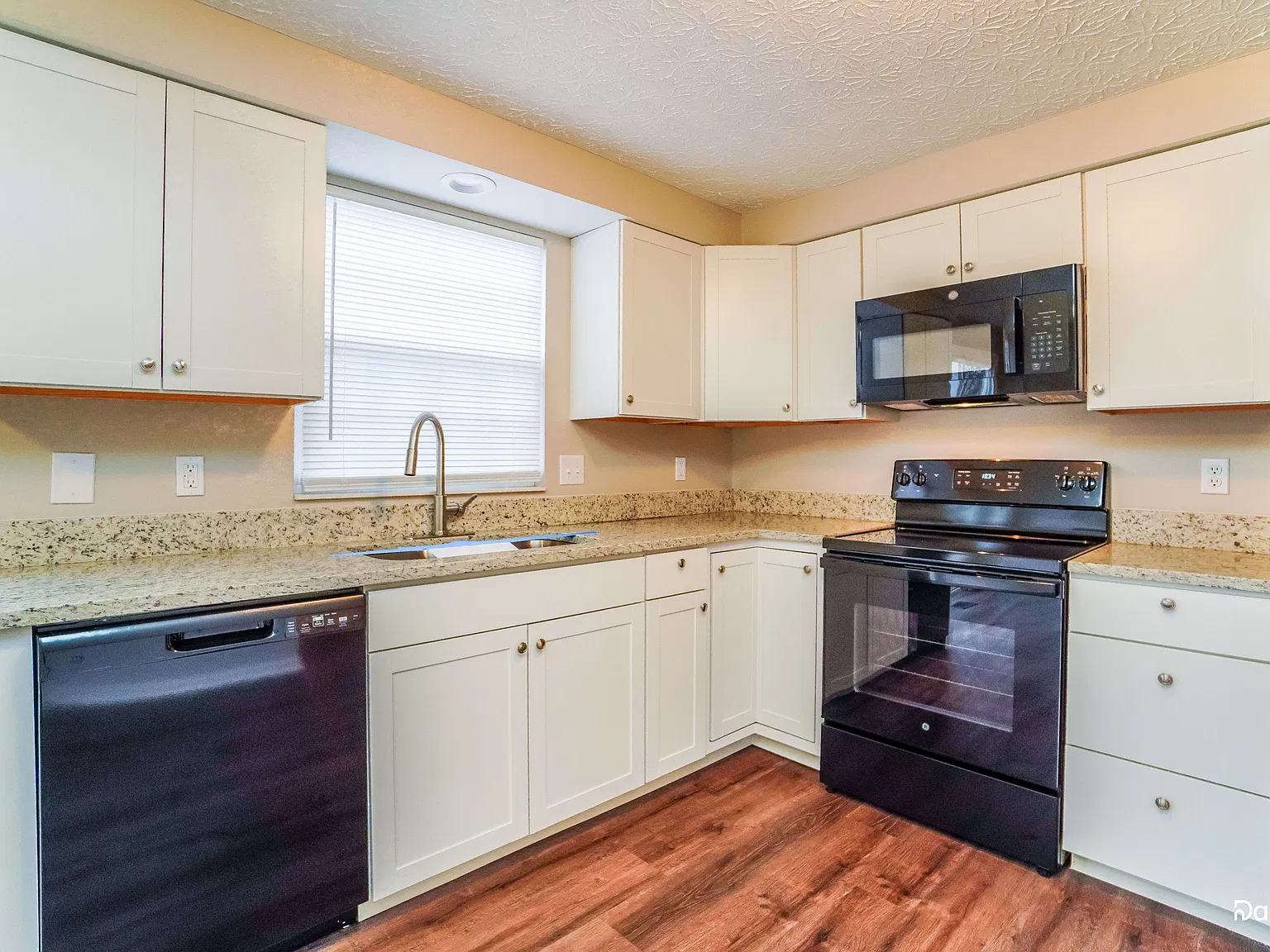 3 bed, 2.0 bath, 1296 sqft, $2,180 — Photo 3