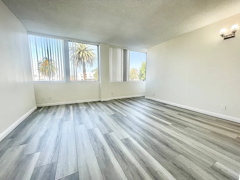 Occidental Towers Apartments — Photo 159