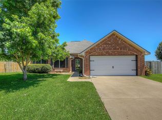 1157 N 3rd St, Wills Point, TX 75169