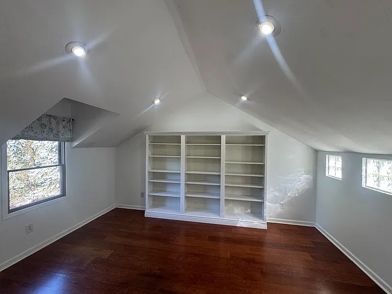 1940 Riverside Dr — Photo 14
