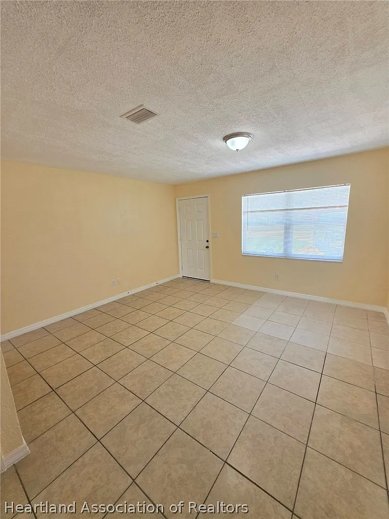 2 bed, 1.0 bath, 676 sqft, $1,150 — Photo 3