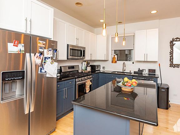 5th image of 867 N Hermitage Ave #1D