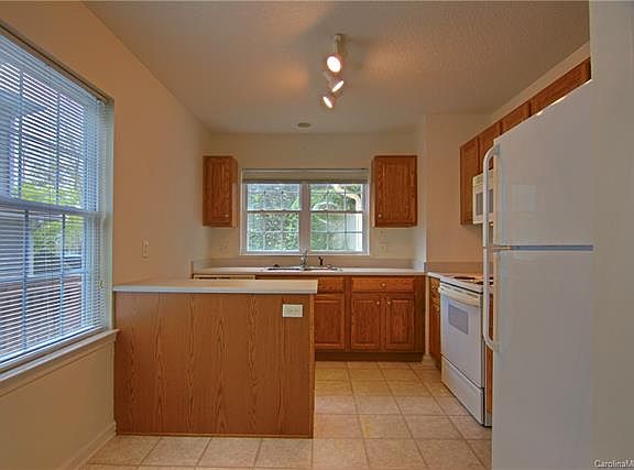 3rd image of 89 Farm Ln
