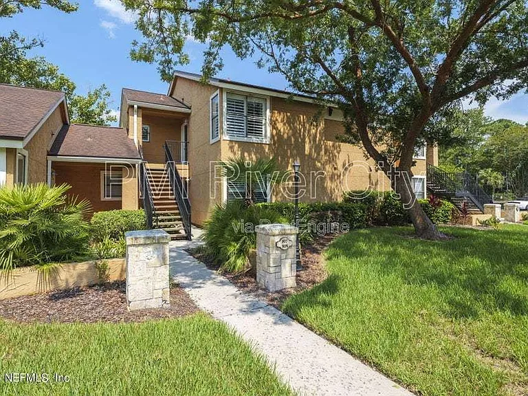 908 Shoreline Cir — Photo 1