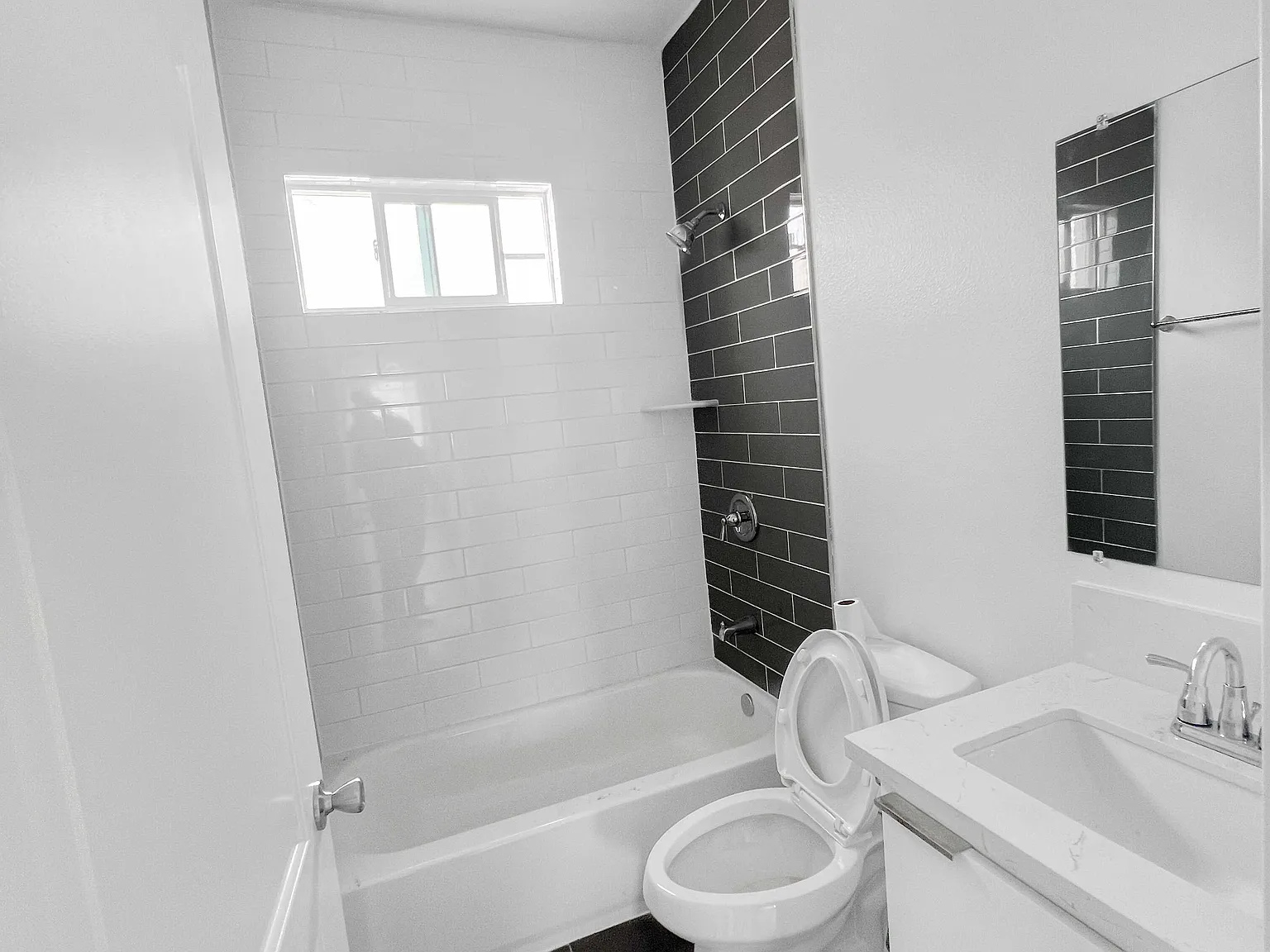 3 bed, 1000 sqft, $2,995 — Photo 4