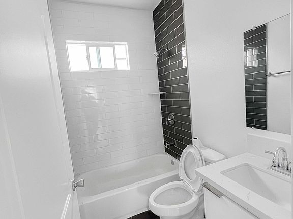 3rd image of 607 W 41st Pl #A